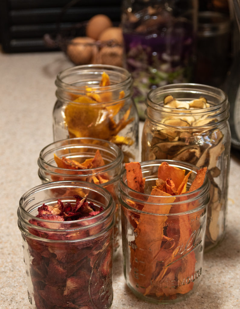 https://omadarling.com/wp-content/uploads/2020/07/How-to-Dehydrate-Fruit-jars-of-dry-fruit-795x1024.jpg